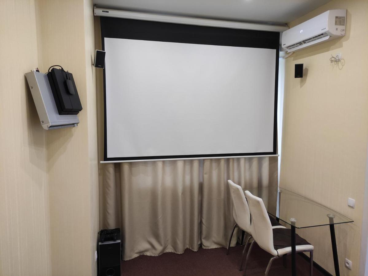 Small Room With Big Cinema Charkiv Exteriör bild